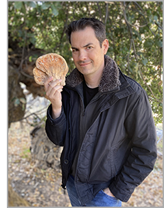 Tim with a mushroom. Ⓒ Anastasia Boomer.